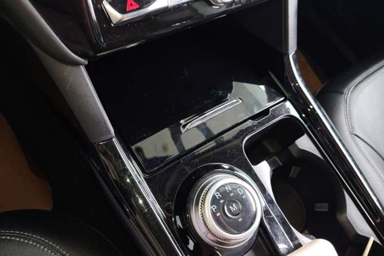 Used Ford Explorer 2020 EcoBoost 285 Rear-Drive Trend Edition 7-Seater Gear Lever
