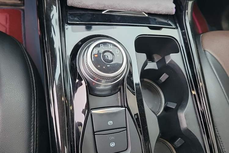 Used Ford Explorer 2020 EcoBoost 285 4x4 Titanium Edition 6 Seats Gear Lever