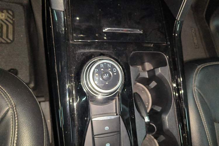 Used Ford Explorer 2020 EcoBoost 285 4x4 Titanium Edition 6 Seats Gear Lever