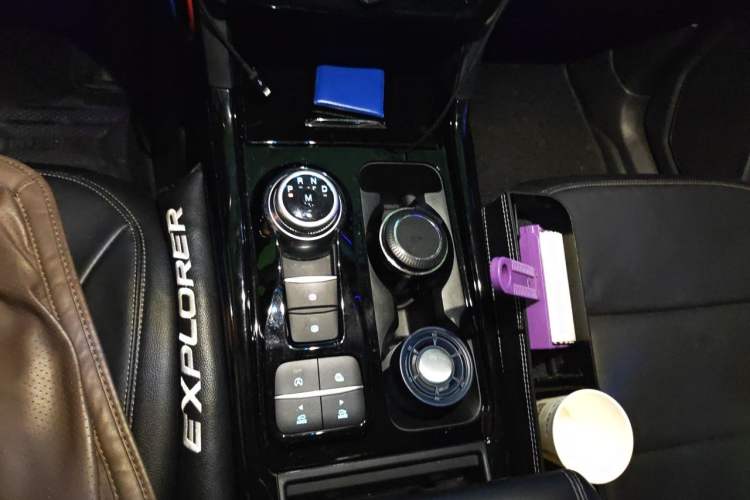 Used Ford Explorer 2020 EcoBoost 285 Rear-Drive Trend Edition 7-Seater Gear Lever