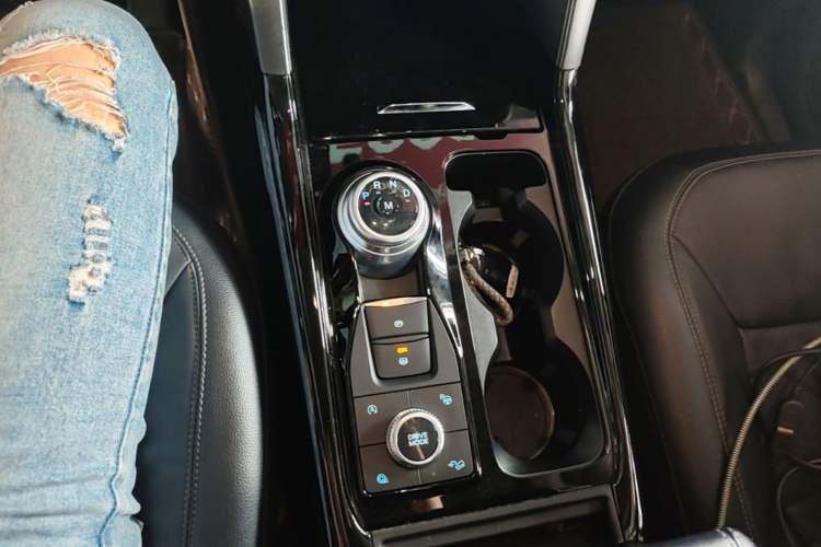 Used Ford Explorer 2020 EcoBoost 285 4x4 Titanium Edition 7-Seater Gear Lever