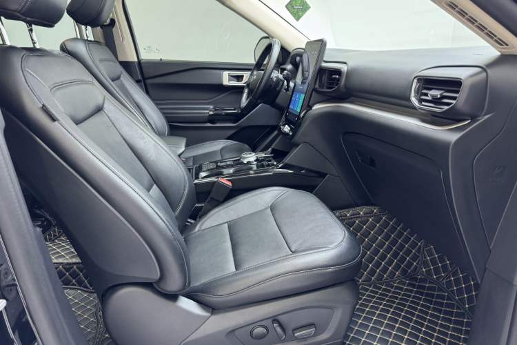 Used Ford Explorer 2020 EcoBoost 285 Rear-Drive Trend Edition 7-Seater Interior 10