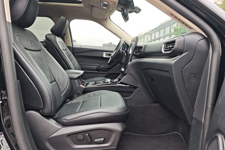 Used Ford Explorer 2020 EcoBoost 285 Rear-Drive Trend Edition 7-Seater Interior 2