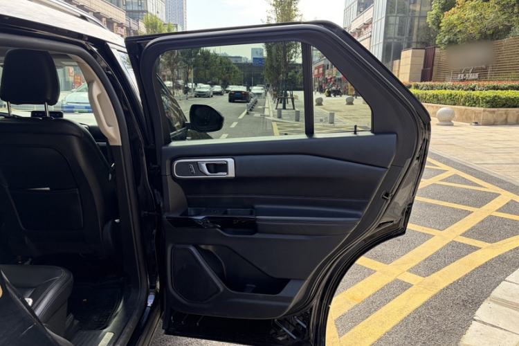 Used Ford Explorer 2020 EcoBoost 285 Rear-Drive Trend Edition 7-Seater Interior 2