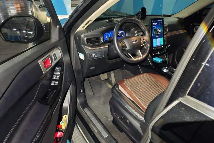 Used Ford Explorer 2020 EcoBoost 285 4x4 Titanium Edition 6 Seats Interior 3