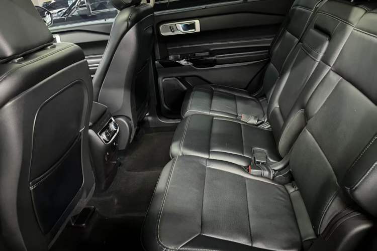 Used Ford Explorer 2020 EcoBoost 285 4x4 Titanium Edition 7-Seater Interior 3