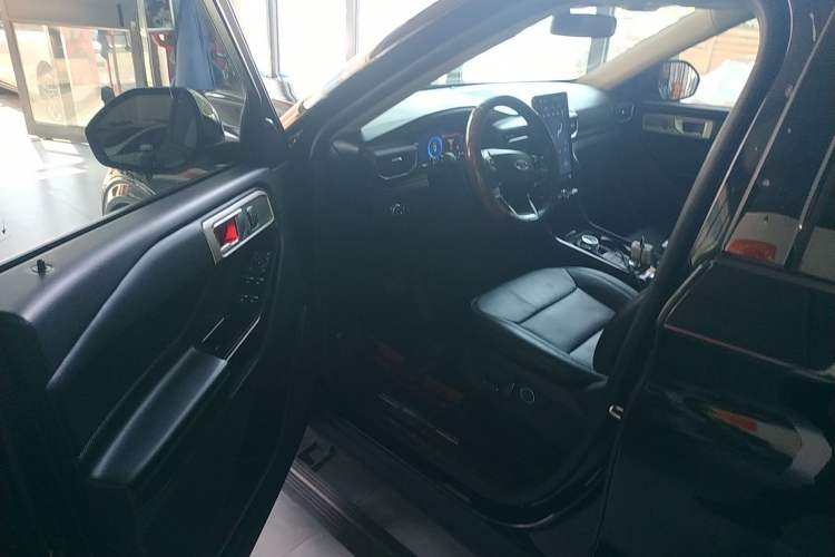 Used Ford Explorer 2020 EcoBoost 285 4x4 Titanium Edition 7-Seater Interior 3