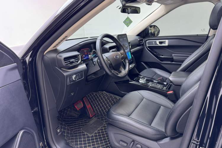 Used Ford Explorer 2020 EcoBoost 285 Rear-Drive Trend Edition 7-Seater Interior 4