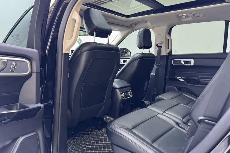 Used Ford Explorer 2020 EcoBoost 285 Rear-Drive Trend Edition 7-Seater Interior 5