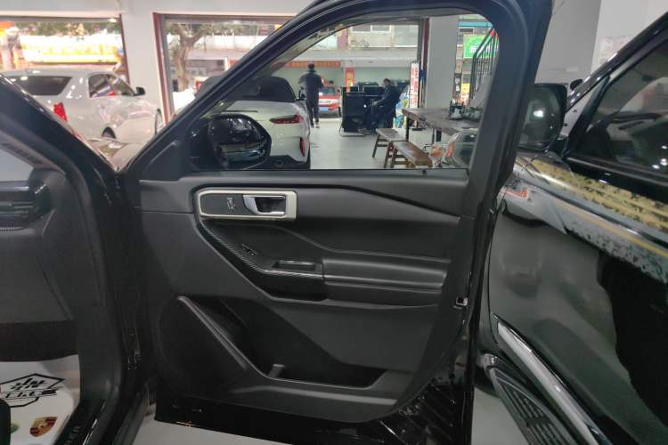 Used Ford Explorer 2020 EcoBoost 285 Rear-Drive Trend Edition 7-Seater Interior 5