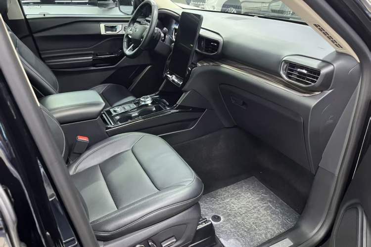Used Ford Explorer 2020 EcoBoost 285 4x4 Titanium Edition 7-Seater Interior 6