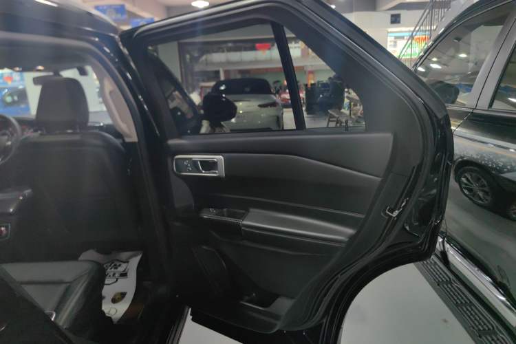 Used Ford Explorer 2020 EcoBoost 285 Rear-Drive Trend Edition 7-Seater Interior 6