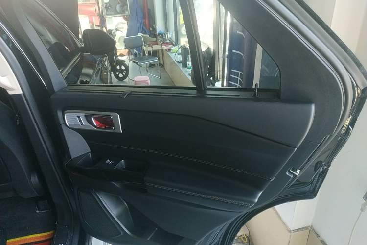 Used Ford Explorer 2020 EcoBoost 285 4x4 Titanium Edition 7-Seater Interior 6