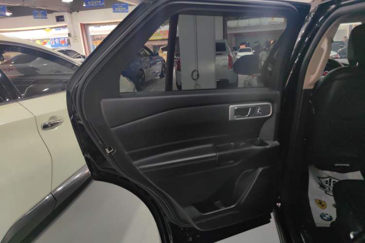 Used Ford Explorer 2020 EcoBoost 285 Rear-Drive Trend Edition 7-Seater Interior 8