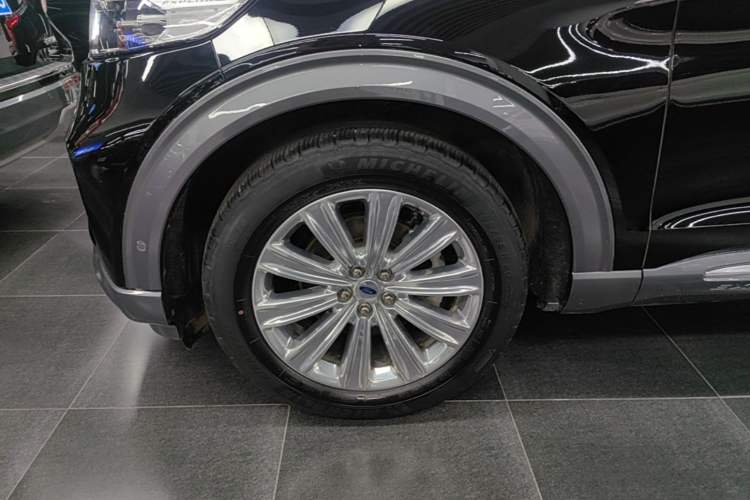 Used Ford Explorer 2020 EcoBoost 285 4x4 Titanium Edition 7-Seater Left Front Wheel Hub