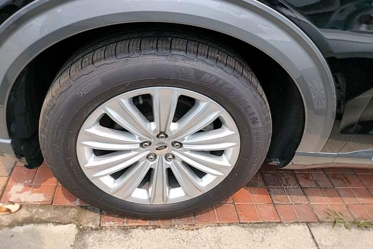 Used Ford Explorer 2020 EcoBoost 285 4x4 Titanium Edition 7-Seater Left Front Wheel Hub