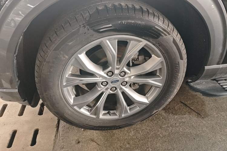 Used Ford Explorer 2020 EcoBoost 285 Rear-Drive Trend Edition 6 Seats Left Front Wheel Hub