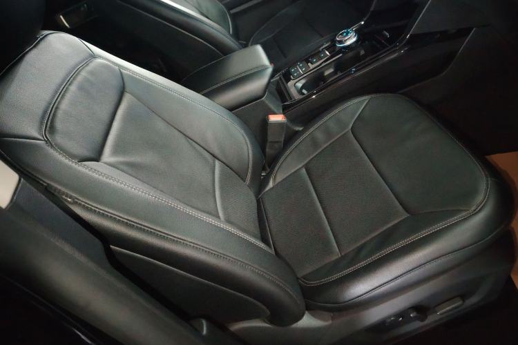 Used Ford Explorer 2020 EcoBoost 285 Rear-Drive Trend Edition 7-Seater Right Front Seat