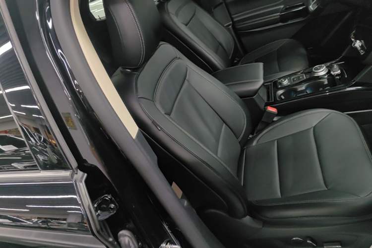 Used Ford Explorer 2020 EcoBoost 285 4x4 Titanium Edition 7-Seater Right Front Seat