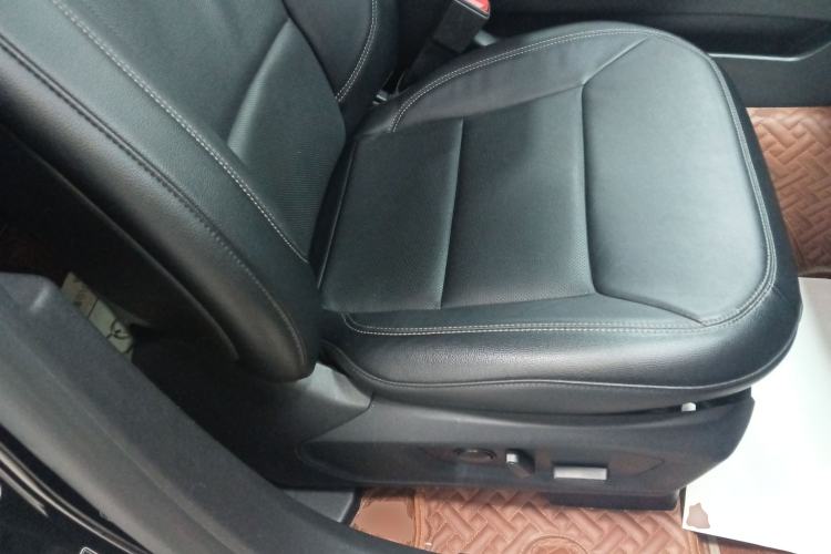 Used Ford Explorer 2020 EcoBoost 285 Rear-Drive Trend Edition 7-Seater Right Front Seat