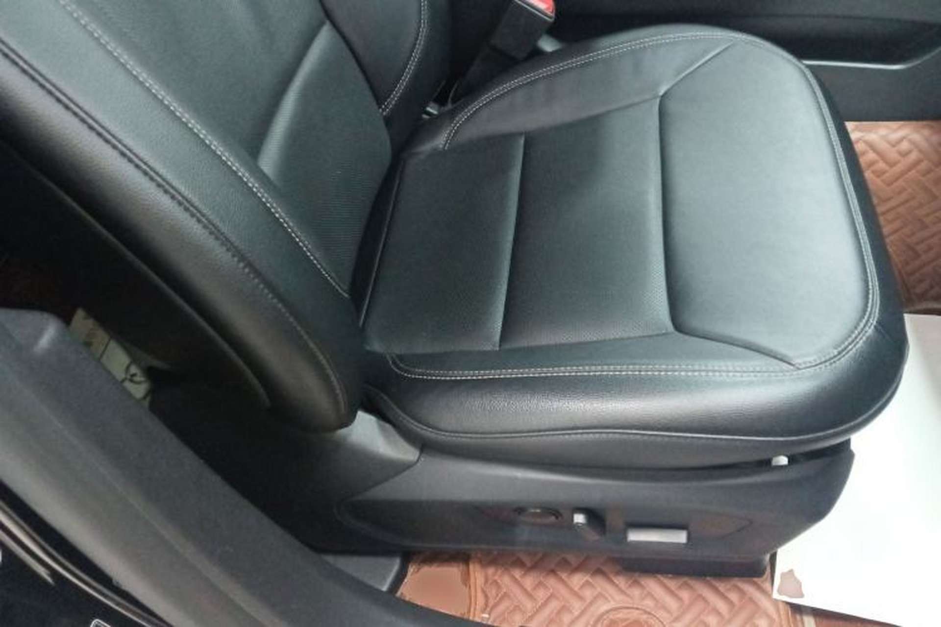 Used Ford Explorer 2020 EcoBoost 285 Rear-Drive Trend Edition 7-Seater Right Front Seat