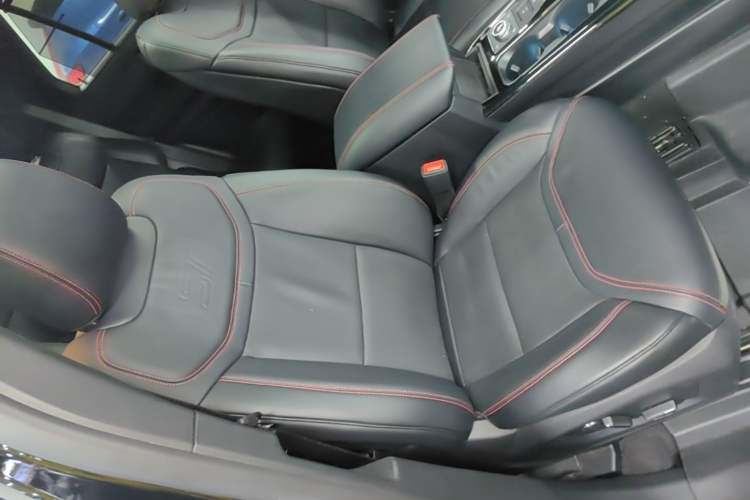 Used Ford Explorer 2020 EcoBoost 285 4x4 Sport Edition ST-LINE 6-Seater Right Front Seat