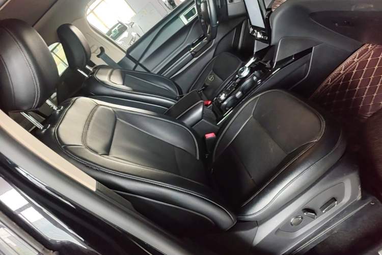 Used Ford Explorer 2020 EcoBoost 285 4x4 Titanium Edition 7-Seater Right Front Seat