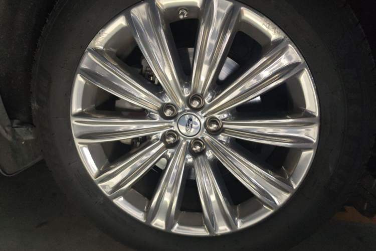 Used Ford Explorer 2020 EcoBoost 285 4x4 Titanium Edition 7-Seater Right Front Wheel Hub