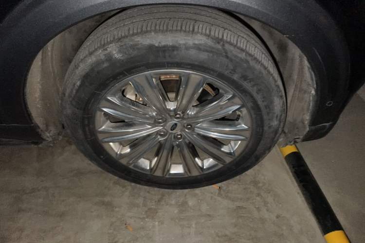 Used Ford Explorer 2020 EcoBoost 285 4x4 Titanium Edition 7-Seater Right Front Wheel Hub
