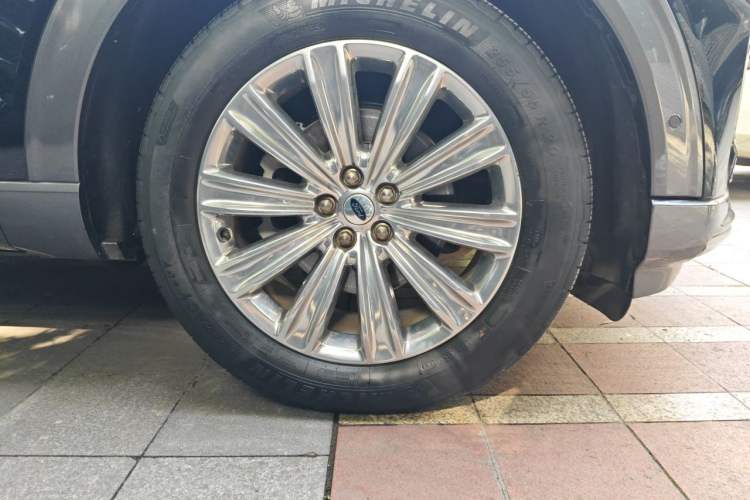 Used Ford Explorer 2020 EcoBoost 285 4x4 Titanium Edition 7-Seater Right Front Wheel Hub