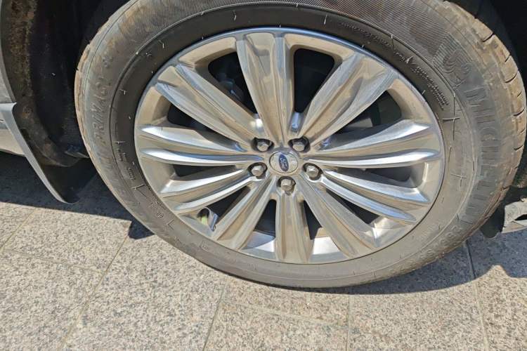 Used Ford Explorer 2020 EcoBoost 285 4x4 Titanium Edition 7-Seater Right Front Wheel Hub