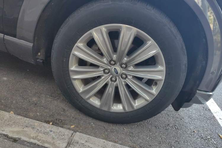 Used Ford Explorer 2020 EcoBoost 285 4x4 Titanium Edition 7-Seater Right Front Wheel Hub
