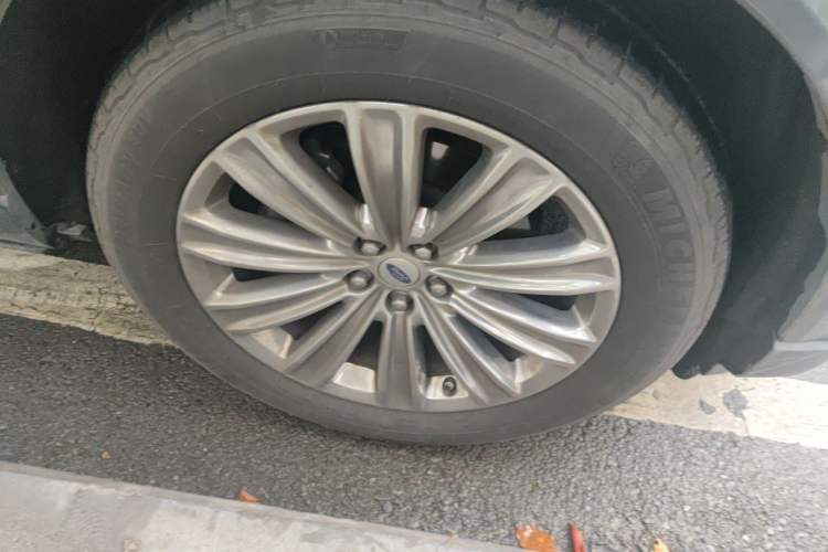 Used Ford Explorer 2020 EcoBoost 285 4x4 Titanium Edition 7-Seater Right Front Wheel Hub