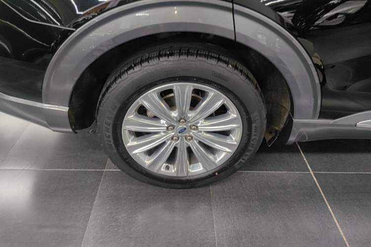 Used Ford Explorer 2020 EcoBoost 285 4x4 Titanium Edition 7-Seater Right Rear Wheel Hub