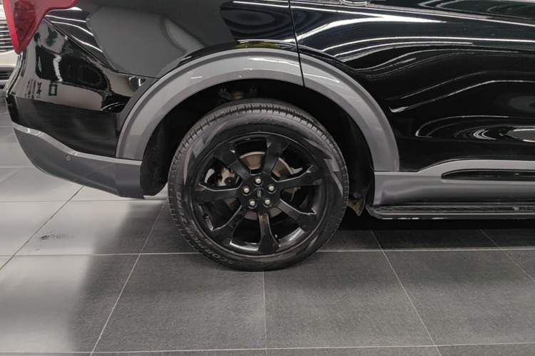 Used Ford Explorer 2020 EcoBoost 285 4x4 Sport Edition ST-LINE 6-Seater Right Rear Wheel Hub