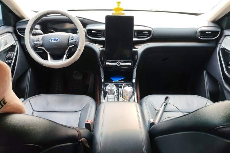 Used Ford Explorer 2020 EcoBoost 285 4x4 Titanium Edition 7-Seater Center Console