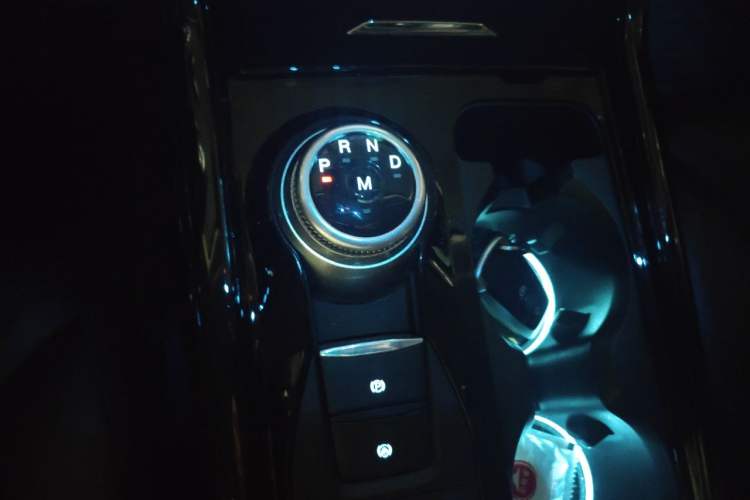 Used Ford Explorer 2020 EcoBoost 285 4x4 Platinum Edition 6 Seats Gear Lever