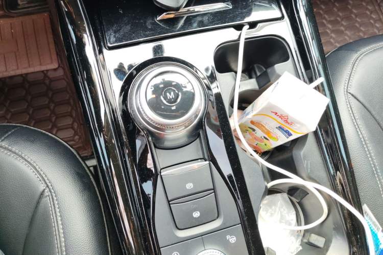Used Ford Explorer 2020 EcoBoost 285 4x4 Titanium Edition 7-Seater Gear Lever