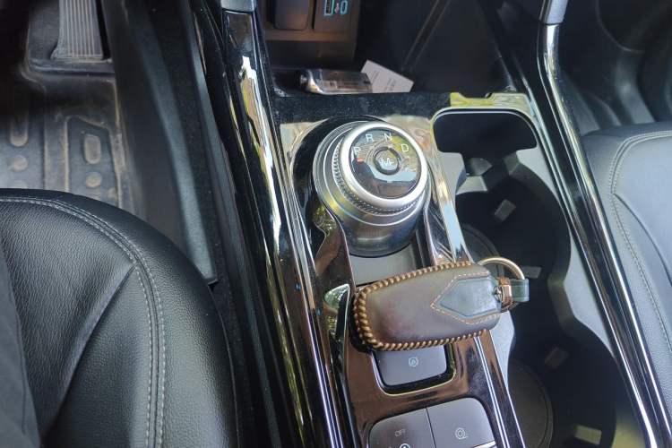 Used Ford Explorer 2020 EcoBoost 285 Rear-Drive Trend Edition 7-Seater Gear Lever