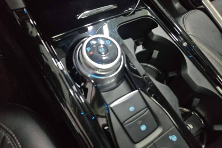 Used Ford Explorer 2020 EcoBoost 285 4x4 Titanium Edition 6 Seats Gear Lever