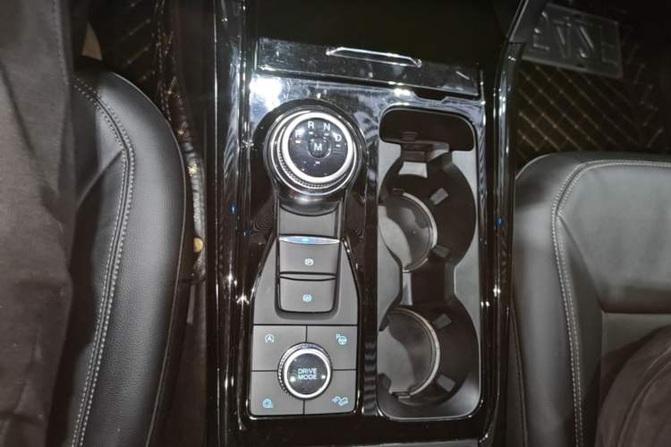 Used Ford Explorer 2020 EcoBoost 285 4x4 Titanium Edition 7-Seater Gear Lever
