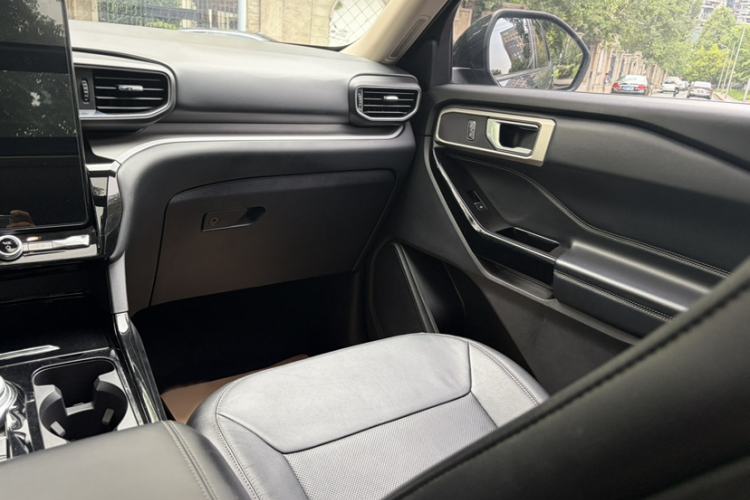 Used Ford Explorer 2020 EcoBoost 285 Rear-Drive Trend Edition 7-Seater Interior 2
