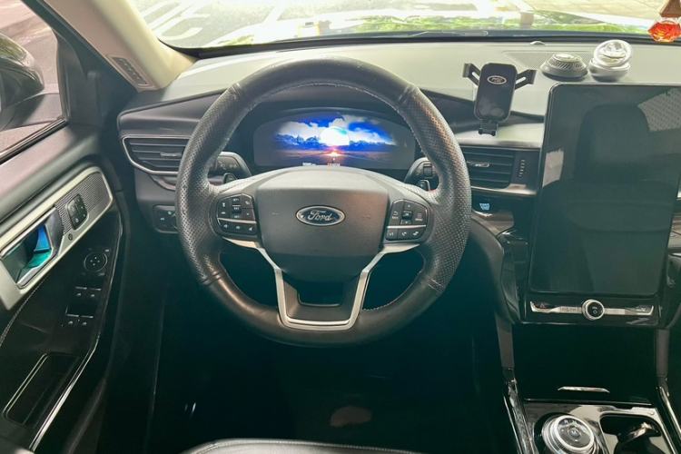 Used Ford Explorer 2020 EcoBoost 285 4x4 Titanium Edition 7-Seater Interior 2
