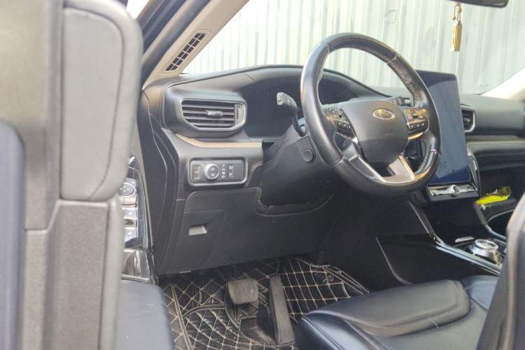 Used Ford Explorer 2020 EcoBoost 285 4x4 Platinum Edition 7-Seater Interior 3