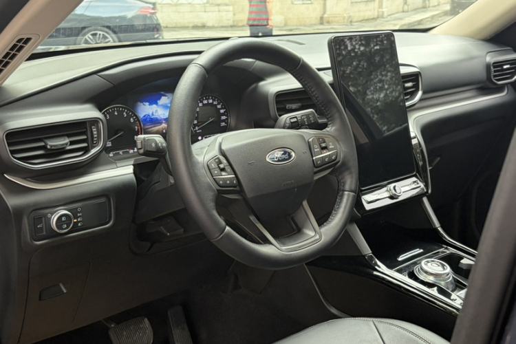 Used Ford Explorer 2020 EcoBoost 285 Rear-Drive Trend Edition 7-Seater Interior 4