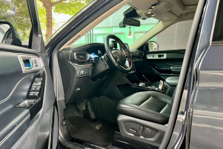 Used Ford Explorer 2020 EcoBoost 285 4x4 Titanium Edition 7-Seater Interior 4