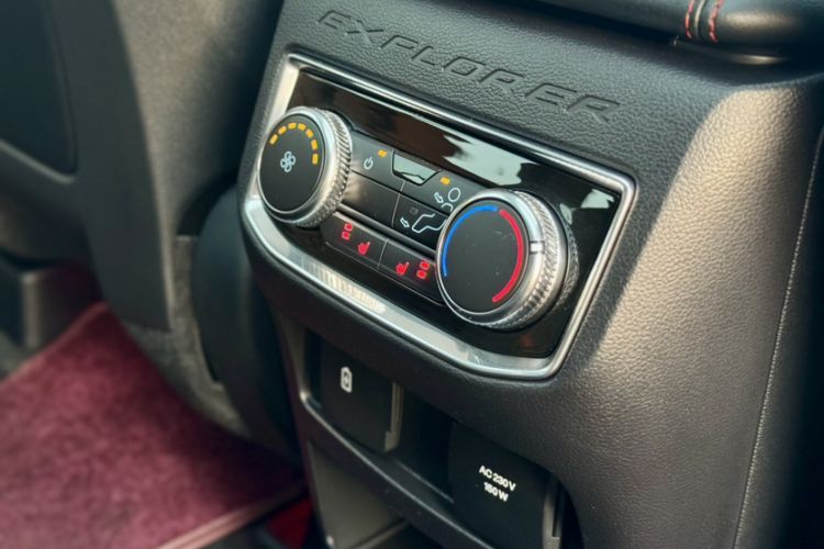 Used Ford Explorer 2020 EcoBoost 285 Four-Wheel Drive Sport Edition ST-LINE 7-Seater Interior 4