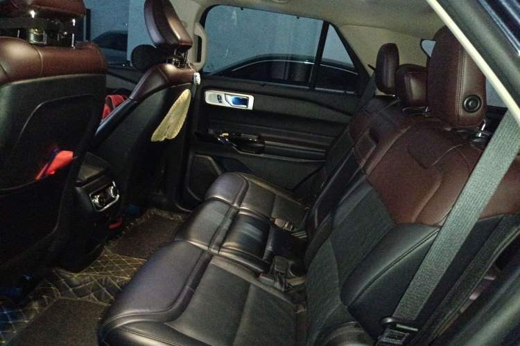 Used Ford Explorer 2020 EcoBoost 285 4x4 Platinum Edition 7-Seater Interior 4