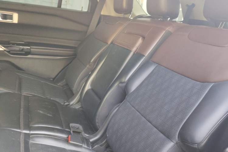 Used Ford Explorer 2020 EcoBoost 285 4x4 Platinum Edition 7-Seater Interior 4