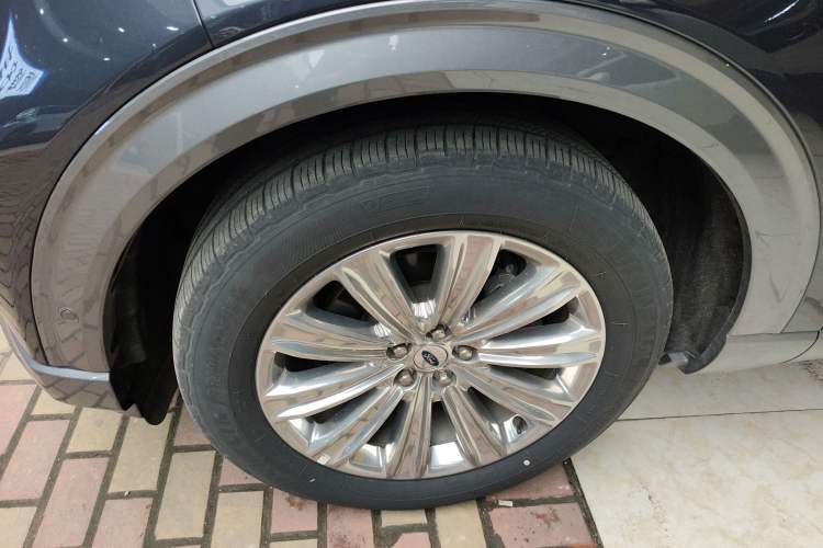Used Ford Explorer 2020 EcoBoost 285 4x4 Titanium Edition 7-Seater Left Front Wheel Hub